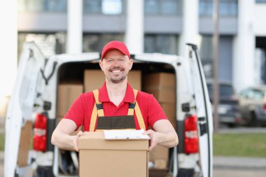 Teslimat aracından paket taşıyan kişi. Kurye servisi ve lojistik konsepti