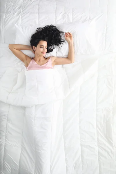 Vacker Kvinna Sover Lugnt Sängen Ovanifrån Ljud Hälsosam Sömn Och — Stockfoto