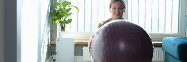 Woman Exercising Doing Squats Ball Home Fitness Sport Healthy Lifestyle — Fotografia de Stock