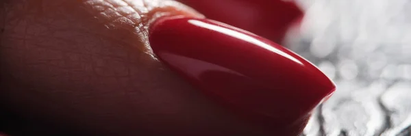 暗い背景に赤い古典的な女性の爪 ジェルポリッシュと美しいマニキュア — ストック写真