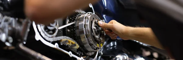 Mechanic Repairs Motor Chain Motorcycle Workshop Motorcycle Engine Repair Diagnostics — Stock Photo, Image