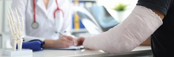 Patient Plaster Cast Broken Arm Consults Doctor Hospital Professional Treatment — Fotografia de Stock