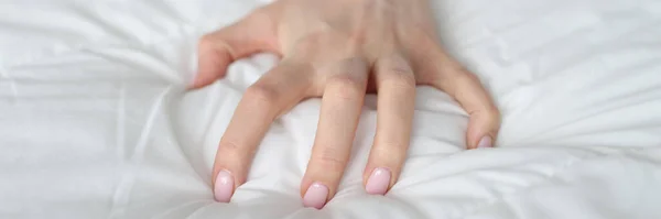 Сильно Сжатая Женская Рука Простыне Кровати Интимность Молодой Женщины Постели — стоковое фото