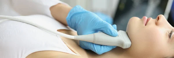 Doctor Diagnoses Thyroid Gland Ultrasound Machine Closeup Ultrasound Soft Tissues — Zdjęcie stockowe