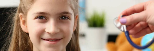 Портрет Красивой Девочки Руки Врача Стетоскопом Медицинское Обследование Ребенка — стоковое фото