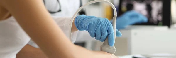 Doctor Makes Ultrasound Hand Wrist Clinic Ultrasound Vessels Upper Extremities — Stockfoto