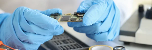 Ingeniero Reparación Chips Placas Base Reparación Equipos Informáticos Microprocesos Concepto — Foto de Stock