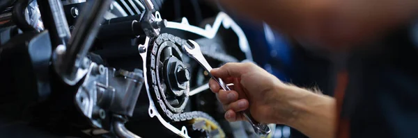 Mannelijke Monteur Reparaties Amotorfiets Motor Met Moersleutel Het Servicecentrum Motorfiets — Stockfoto