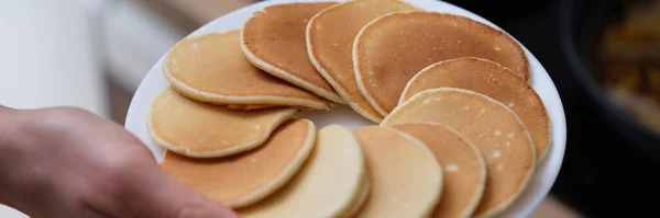 Woman Hand Holds Plate Fresh Pancakes Cooking Homemade Pancakes — Stock Photo, Image