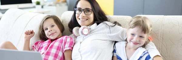 Kanepe Dizüstü Bilgisayarında Çocuklarla Gülümseyen Anne Uzaktan Çalışma Çocuk Konseptiyle — Stok fotoğraf