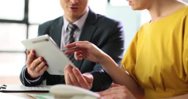 Tabletteki performans göstergelerini tartışan ortakların yakınlaşması. Finansal istatistiklerin iş uygulaması