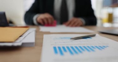 Seo işadamı belgeleri ofise kapatıyor. Sözleşme imzalıyorum.