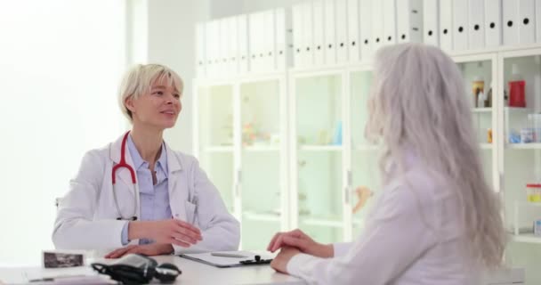Therapeut Schüttelt Älteren Patienten Der Rezeption Die Hand Medizinische Versorgung — Stockvideo