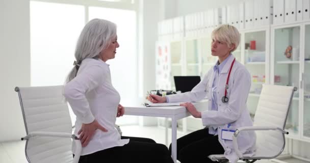 Oudere Vrouw Met Ernstige Rugpijn Bezoekt Arts Oudere Patiënt Die — Stockvideo