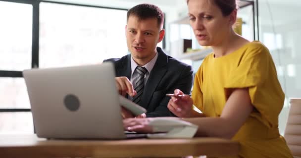 Colegas Estão Discutindo Trabalhar Juntos Projeto Line Usando Laptop Conceito — Vídeo de Stock