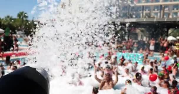 Turistlerle Dolu Havuz Arkasında Köpük Partisi Köpük Topu Havuzda Turistler — Stok video