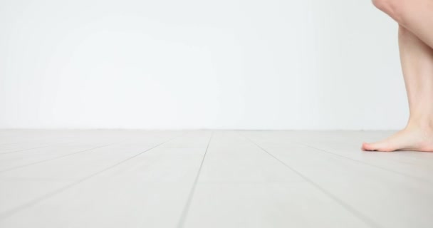 女人赤身裸体在室内地板上行走 高质量的地下采暖 — 图库视频影像