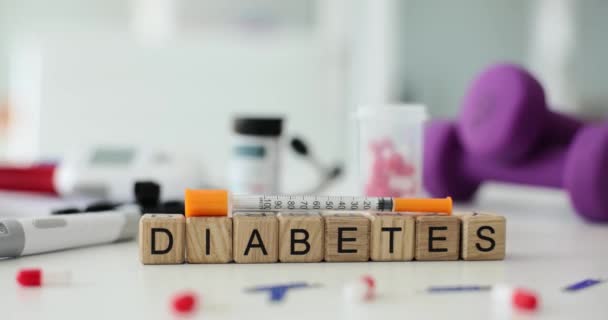 Word Diabetes Blokjes Met Injectiespuit Pillen Tafel Insuline Injectie Bloedglucosecontrole — Stockvideo