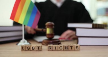 Yargıç Tokmak hukuk ve adaletin sembolü ve gökkuşağı renklerinde Igbt bayrağı. LGBT hakları ve hukuku