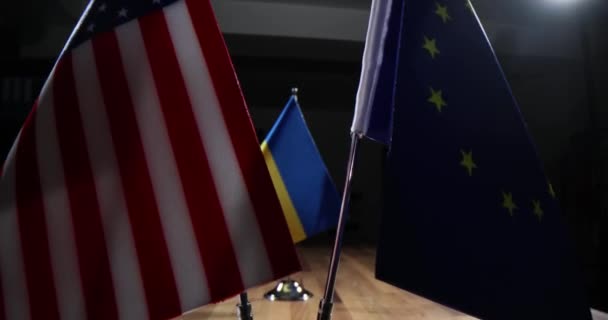欧州連合と米国の交渉表と旗についてのクライナ国旗です ウクライナへの軍事援助 — ストック動画