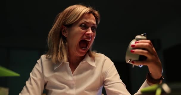 관리인 여자는 뇌우가 밤늦게 사무실 책상에서 자명종을 울리는 소리를 두려움 — 비디오