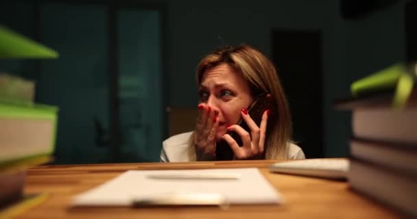 Przerażony Menedżer Rozmawia Przez Telefon Prosząc Pomoc Biurze Podczas Burzy — Wideo stockowe