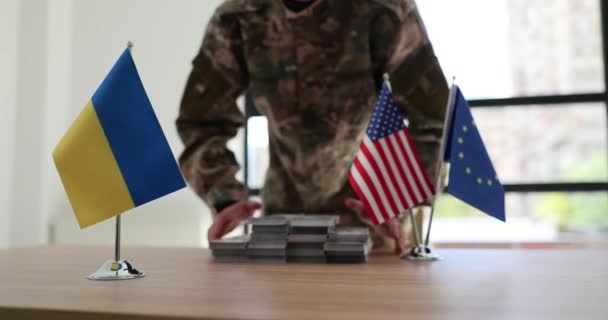 Uomo Militare Passa Pacchi Soldi Americani Tavolo Negoziazione Ucraina Con — Video Stock