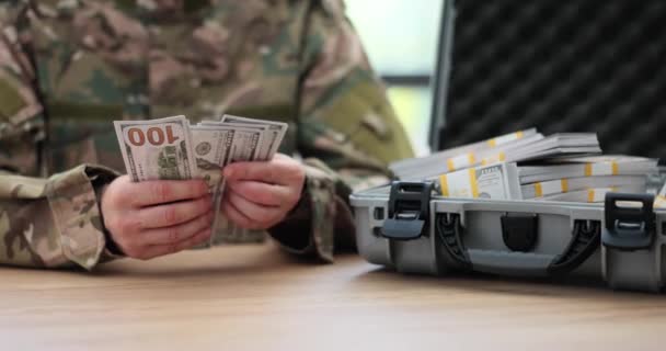 Katonai Tábornok Egydollárosokat Számol Táskájában Háborús Gazdaság Gazdaság Háború Dollármilliárdok — Stock videók