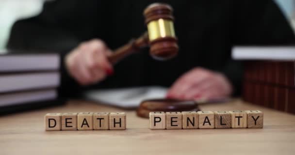 Worte Der Todesstrafe Aus Dem Würfel Und Richter Klopft Mit — Stockvideo