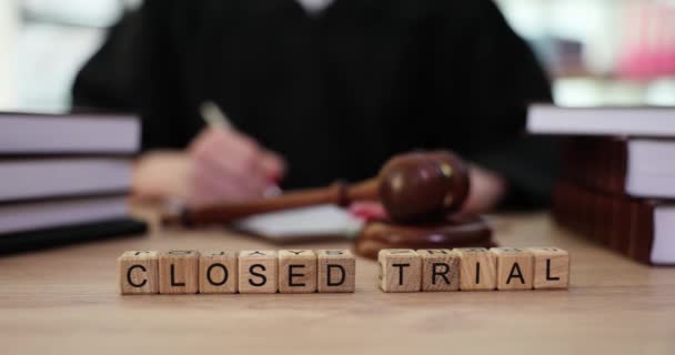 Palavra Encerrada Com Juiz Com Martelo Sala Audiências Problemas Regulamentação — Vídeo de Stock