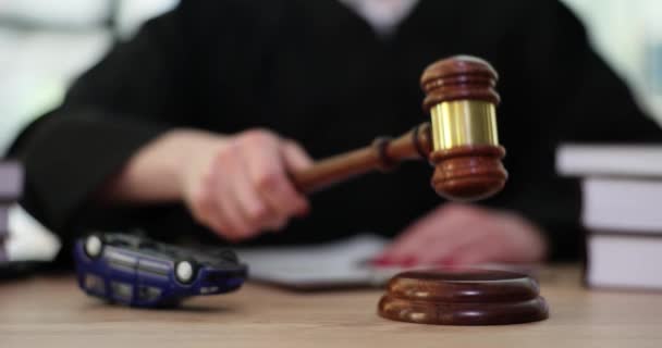 上下颠倒的玩具车裁判与槌 因车祸导致死亡的判决 — 图库视频影像