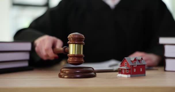 裁判官は家の裏に木製の砂利をノックします 債務者財産の没収 — ストック動画