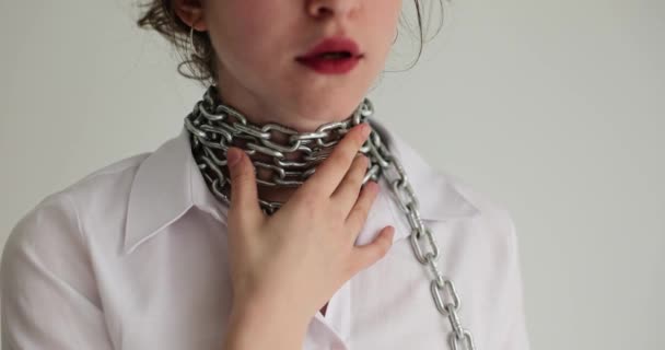 生病的心烦意乱的女孩用链子摸脖子 喉部疼痛的妇女 — 图库视频影像
