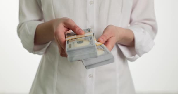 Pacotes Dólares Mãos Femininas Sobre Fundo Branco Investimento Dinheiro Financeiro — Vídeo de Stock