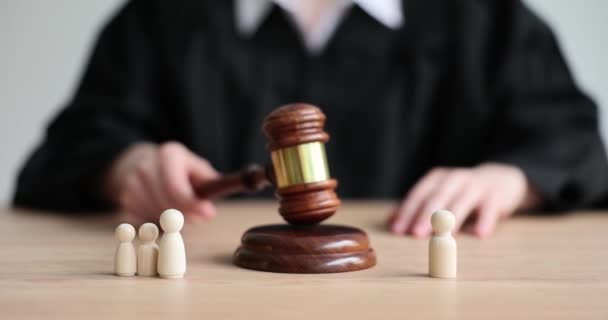 Giudice Bussa Martelletto Figurine Genitori Con Bambini Concetto Divorzio Divorzio — Video Stock