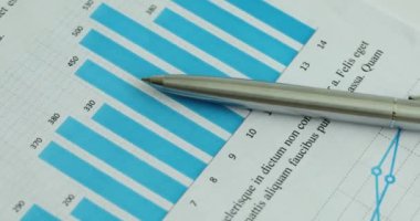 İşletme istatistiklerinin analizi kalemle masaya kondu. Renkli çizelgeler ve grafiklerle önemli belgeler