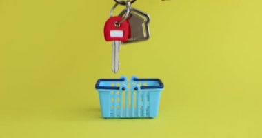 Anahtarlık evde, anahtar sepette. Konut kredisi ve emlak veya inşaat satın alma