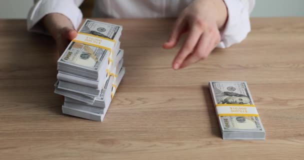 Hände Betrachten Dollarpakete Als Auf Dem Tisch Liegende Hundert Dollar — Stockvideo