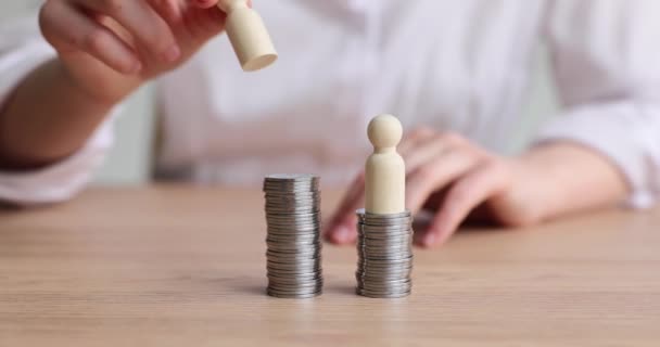 Žena Umístí Stůl Dřevěné Figurky Hromádky Stříbrných Mincí Rovnost Finančních — Stock video
