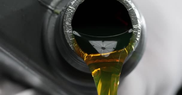 Прозрачное Желтое Масло Выливается Пластиковой Бутылки Качество Моторного Масла — стоковое видео