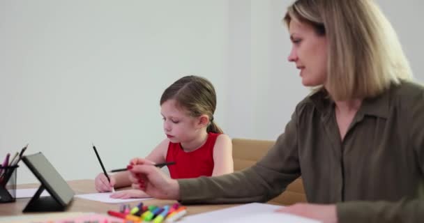 Kvinnlig Lärare Arbetar Efter Med Skolflicka Med Hjälp Surfplatta Närbild — Stockvideo