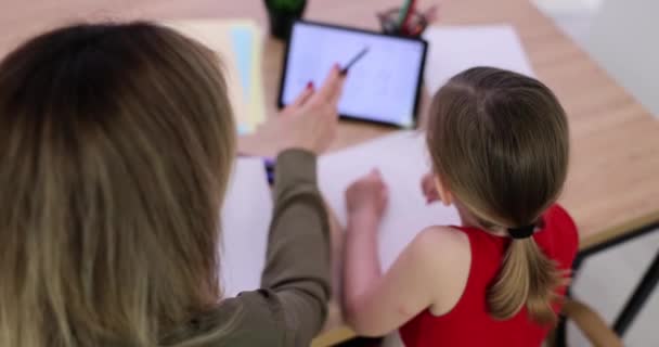 아이들 소녀들 어른들은 책상에 앉아서 태블릿을 사용하여 숙제를 합니다 숙제나 — 비디오