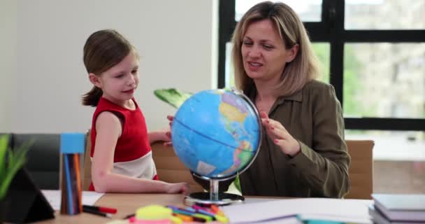 母亲和女儿正在家里一起研究地球 地理老师与女学生 地理教师与女学生 — 图库视频影像