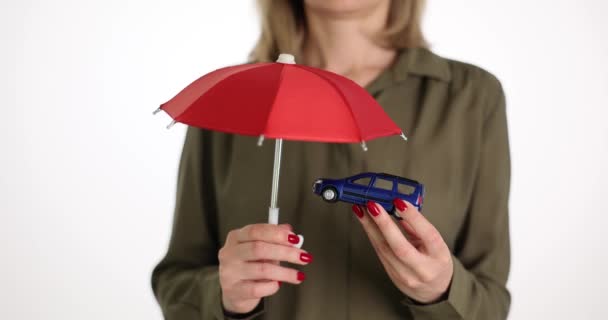 Sigorta Şirketi Oyuncak Araba Şemsiyeyi Yakın Mesafede Tutuyor Otomatik Sigorta — Stok video