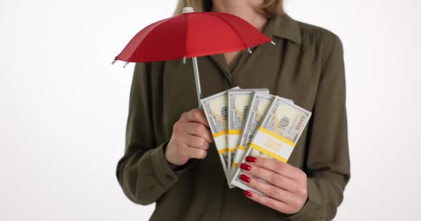 Perito Financeiro Mulher Está Segurando Guarda Chuva Pilhas Dólares Protecção — Vídeo de Stock