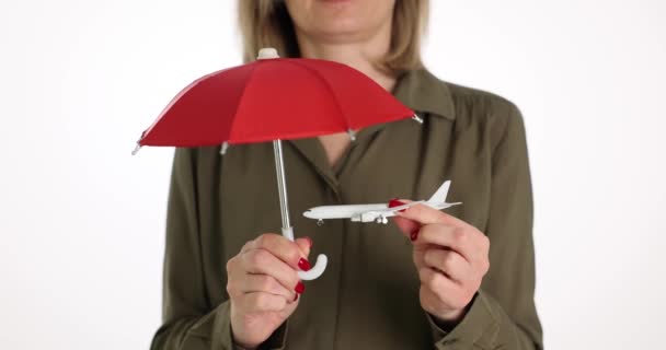 女人拿着雨伞和玩具飞机 空中旅行安全 — 图库视频影像