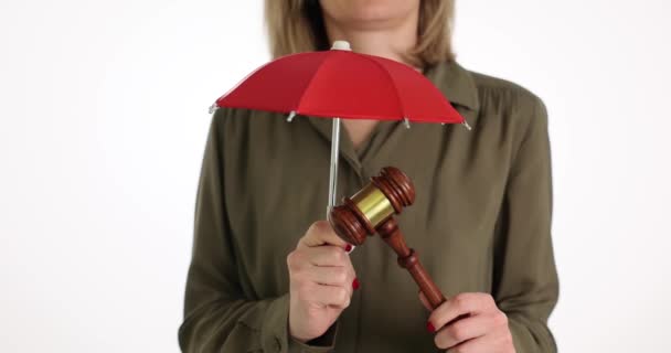 Женщина Адвокат Держит Зонтик Судейский Молоток Защита Нарушенных Прав Права — стоковое видео