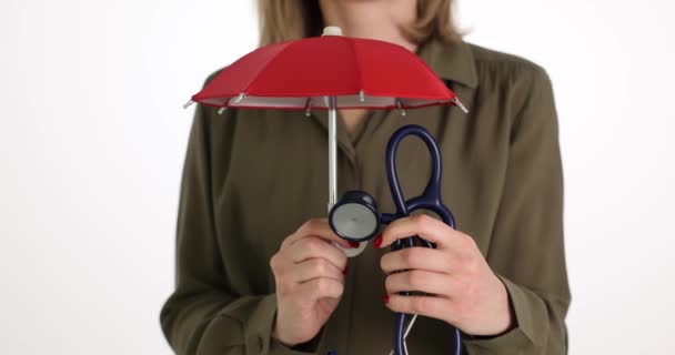 心脏病医生 拿着一把雨伞和听诊器 健康和保险概念 — 图库视频影像
