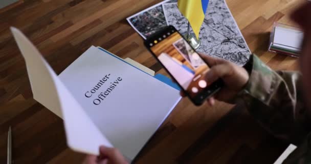 าทางทหารศ กษาเอกสารเก ยวก บการต านการรบกวนและถ ายภาพบนสมาร ทโฟน การโจรกรรมข ลของย เครนเก — วีดีโอสต็อก
