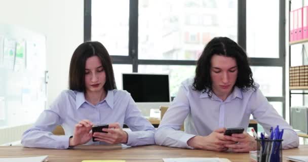 Chers Collègues Gestionnaires Assis Avec Des Téléphones Mobiles Dans Les — Video